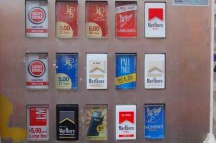 Merkwürdige Eigentumsdelikte: Zigarettenautomat in Neuenburg geklaut