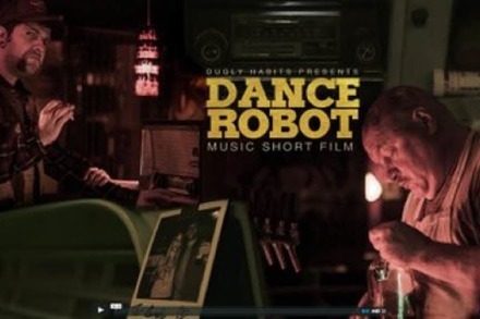 Im Musikfilm von Dugly Habits tanzt ein Radio in Latex zu Otto Normal