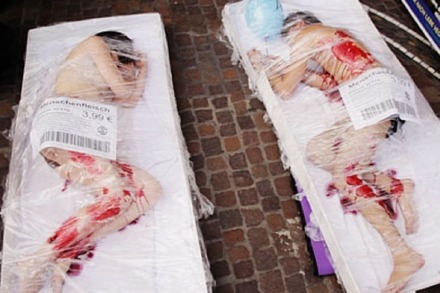 Video: Blutiger Protest gegen Fleischkonsum - mitten in Freiburg