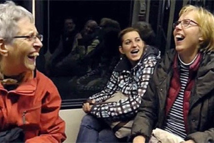 Haha, hahaha, ha: Lach-Flashmob in der Freiburger Straßenbahn