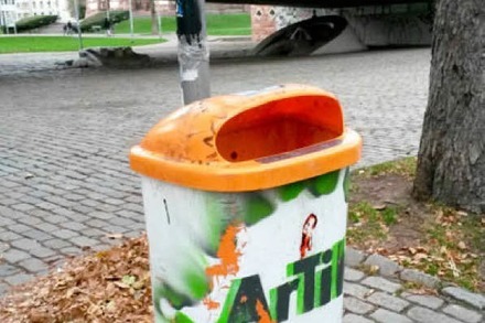 Wer hat den ArTik-Mülleimer geklaut und ihn auf dem Stühlinger Kirchplatz montiert?