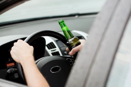 Dreister Autofahrer fährt betrunken zur Polizei