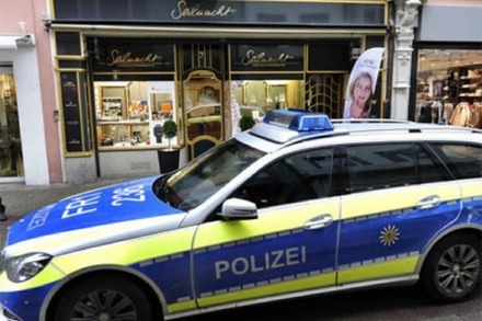 Bewaffneter Raubüberfall auf Juweliergeschäft in der Rathausgasse in Freiburg - Täter auf der Flucht