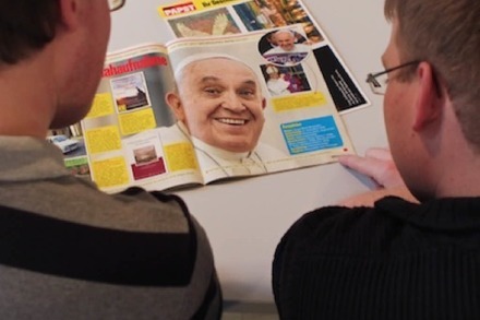 Mein Papst: So reagieren Freiburger Priesteranwärter auf das neue Panini-Papstheft