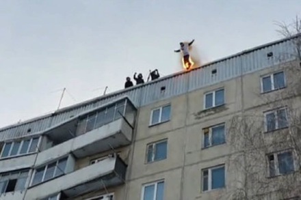 Dieser Russe springt von einem 30 Meter hohen Haus in einen Schneehaufen - brennend