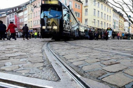 Darum quietschen Freiburgs Straßenbahnen am Bertoldsbrunnen so laut
