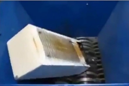 Video: Riesen-Schredder zerstückelt alles. Alles!