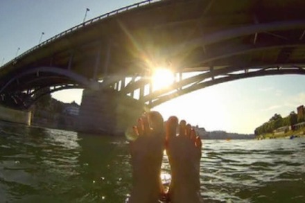 Video: Wie schön es ist, sich in Basel im Rhein treiben zu lassen