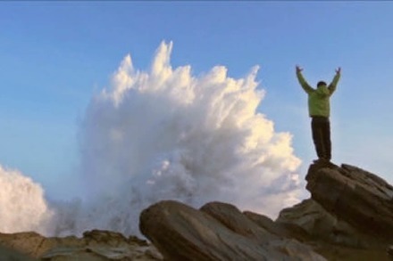 Video: In den brechenden Wellen des Pazifischen Ozeans