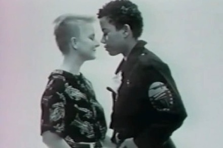 Video: Wie sich Fremde 1990 zum ersten Mal geküsst haben