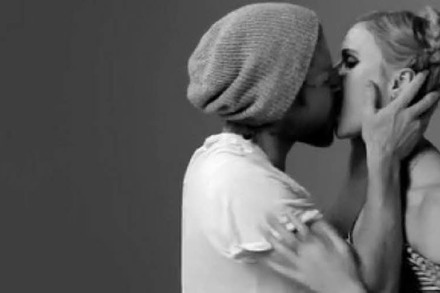 Video: Wie es ist, wenn Fremde sich zum ersten Mal küssen