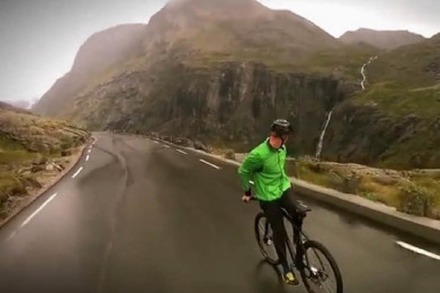 Video: Norweger fährt auf Fahrrad rückwärts Serpentine runter - mit 80 km/h