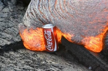 Video: Lava frisst Cola-Dosen auf