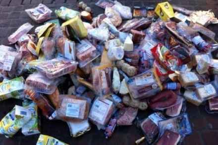 Unbekannter leert in der Innenstadt Mülltonnen mit verpackten Lebensmitteln aus