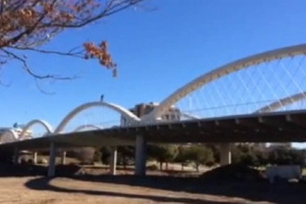 Video: Texaner fährt mit BMX-Rad über sechs Brückenbögen