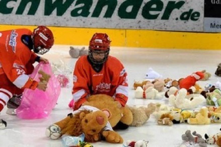 Video: EHC-Fans lassen 1700 Teddy-Bären aufs Eis regnen