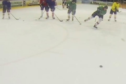 Video: So sieht ein Eishockey-Torwart mit Kamera am Helm die Pucks auf sich zufliegen