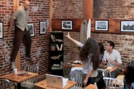 Video: Gruseliger Scherz im Coffee Shop