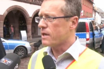 Video: Polizeisprecher Schmid erklärt das Ausmaß der Bombendrohung