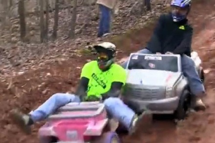 Video: Downhill-Rennen auf Barbie-Jeeps