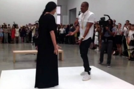 Video: Jay-Z tanzt mit Marina Abramovic und rappt "Picasso Baby"