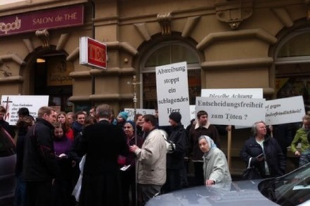 Piusbrüder protestieren gegen Abtreibung - viele Polizisten und Gegendemonstranten vor Ort