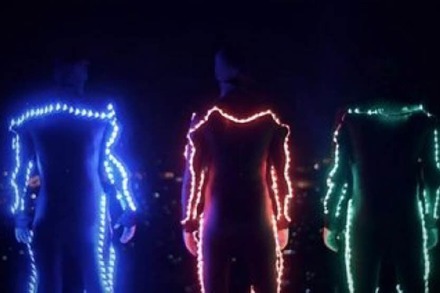 Video: Freerunner turnen im LED-Anzug durch Bangkok