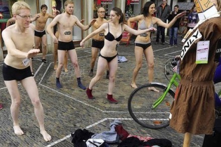 Greenpeace-Aktivisten demonstrieren halbnackt gegen giftige Chemikalien in Kleidern