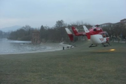 Spektakuläre Rettung am Seepark: Helikopter-Crew zieht Schlittschuhfahrer aus dem Eiswasser