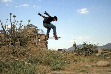 Vortrag im Layback über Skateboardschulen in Afghanistan