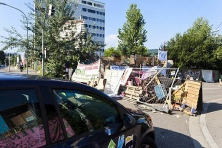 Wagenburg-Aktivisten errichten Straßensperren im Vauban