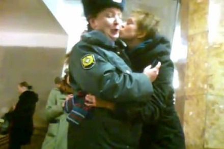 Video: Russinnen knutschen Polizistinnen