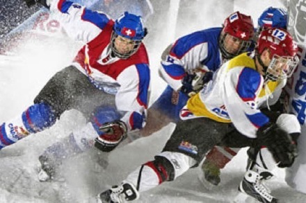 Eishockey + Hindernislauf = Ice Cross Downhill