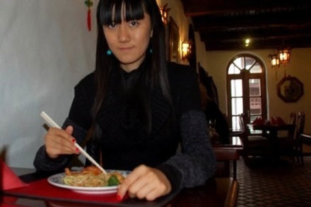 Mit einer Chinesin im Chinarestaurant