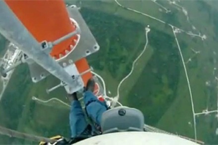 Helmkamera: Wie besteigt man einen 540 Meter hohen Sendemast?