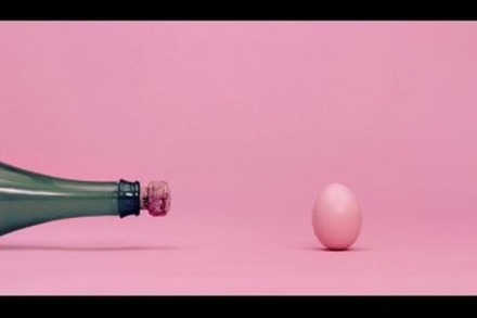 In diesem Zeitlupen-Video werden Eier zerstört
