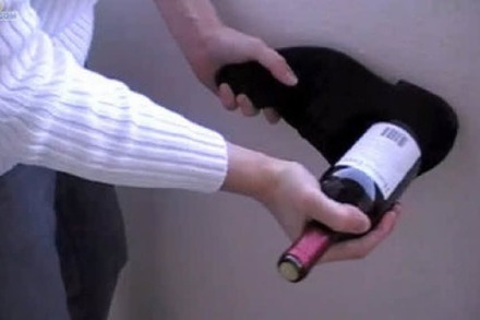 Wie man eine Weinflasche mit einem Schuh aufmacht
