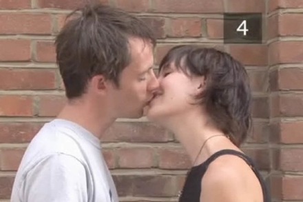 Video: Wie küsst man leidenschaftlich?