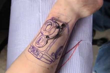 Zeitraffervideo: Das von selbst entstehende Tattoo