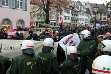 Antifa-Demo bleibt in der Salzstraße stecken