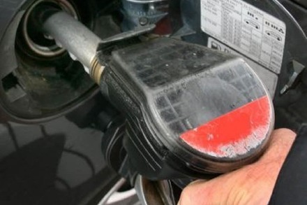 Auto abgefackelt: Mann füllt versehentlich Benzin in Belüftungsstutzen