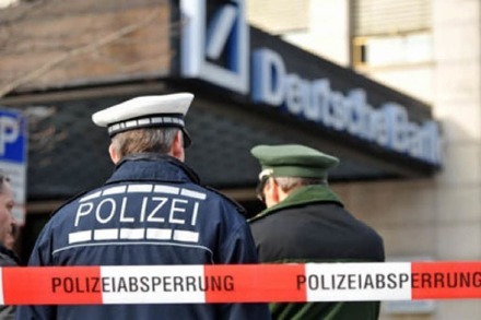 Bombendrohung: Polizei räumt Bank am Rotteckring
