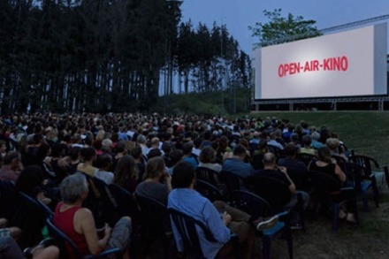 Ist das "Netflix and Chill Open Air" im Freiburger Stadtgarten ein Fake?