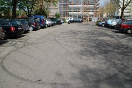 Bremsspurorgie: Parkplatz schwarz eingefärbt