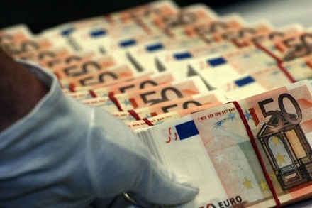 Finderin bringt Tasche mit mehr als 10.000 Euro zur Polizei