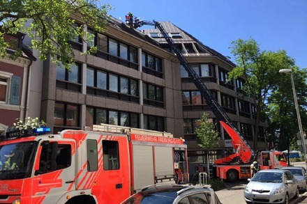 Brand in der Freiburger Altstadt - Feuerwehr löscht am Dach
