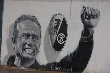 Das riesengroße Christian-Streich-Graffiti an der Dreisam