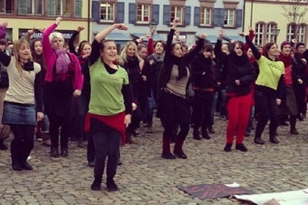 One Billion Rising: Frauen tanzen gegen Gewalt gegen Frauen auf dem Augustinerplatz