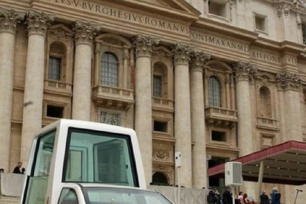 fudders Papst-Ticker: Testfahrt mit dem Papamobil
