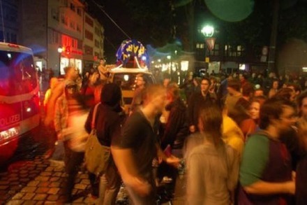 Nachttanz-Demo: Bildungsdemo trifft Straßenfest